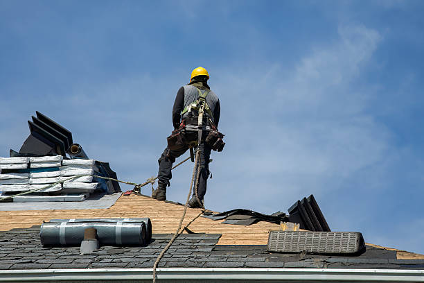 Professional Roofing technician working in Libertyville, IL